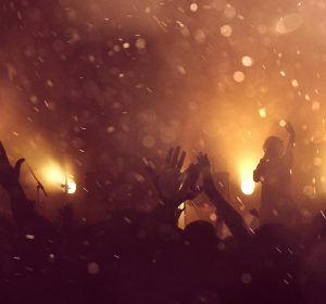 华语流行歌曲排行榜封面，粉色调舞台灯光下歌手演唱，充满现代流行音乐氛围