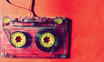 国风歌曲2026年新作封面，传统乐器与现代录音设备结合的创作场景